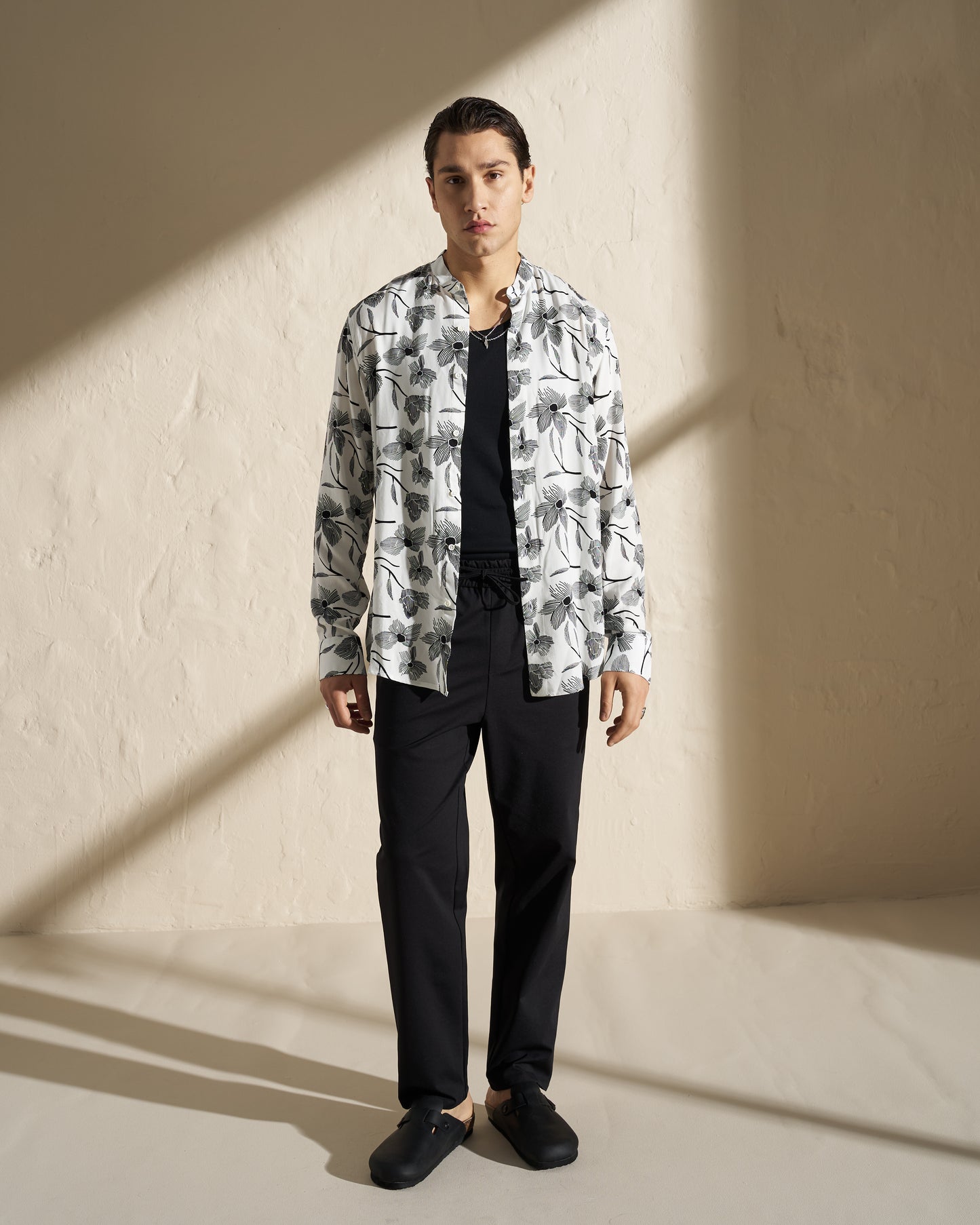 FLORAL PRINTED MAO COLLAR SHIRT – WHITE / BLACK