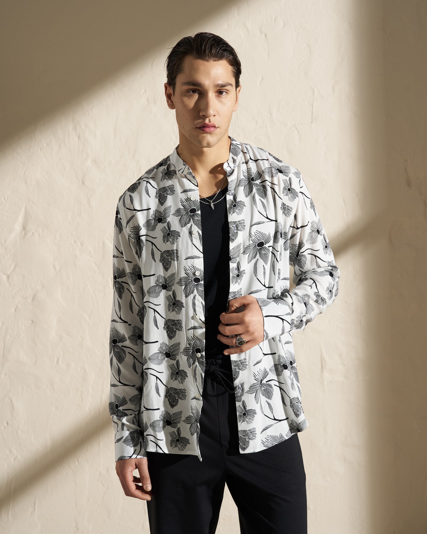 FLORAL PRINTED MAO COLLAR SHIRT – WHITE / BLACK